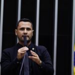 Após fala de Lula, Cleitinho diz continuar apoiando Flávio Bolsonaro