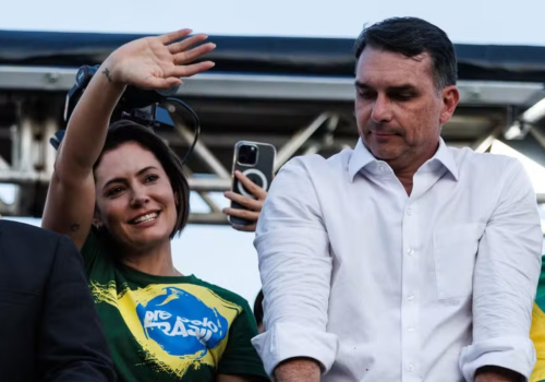 Após vídeo, Michelle Bolsonaro diz que aceita pedido de desculpas de Flávio: 'todos cometem erros'