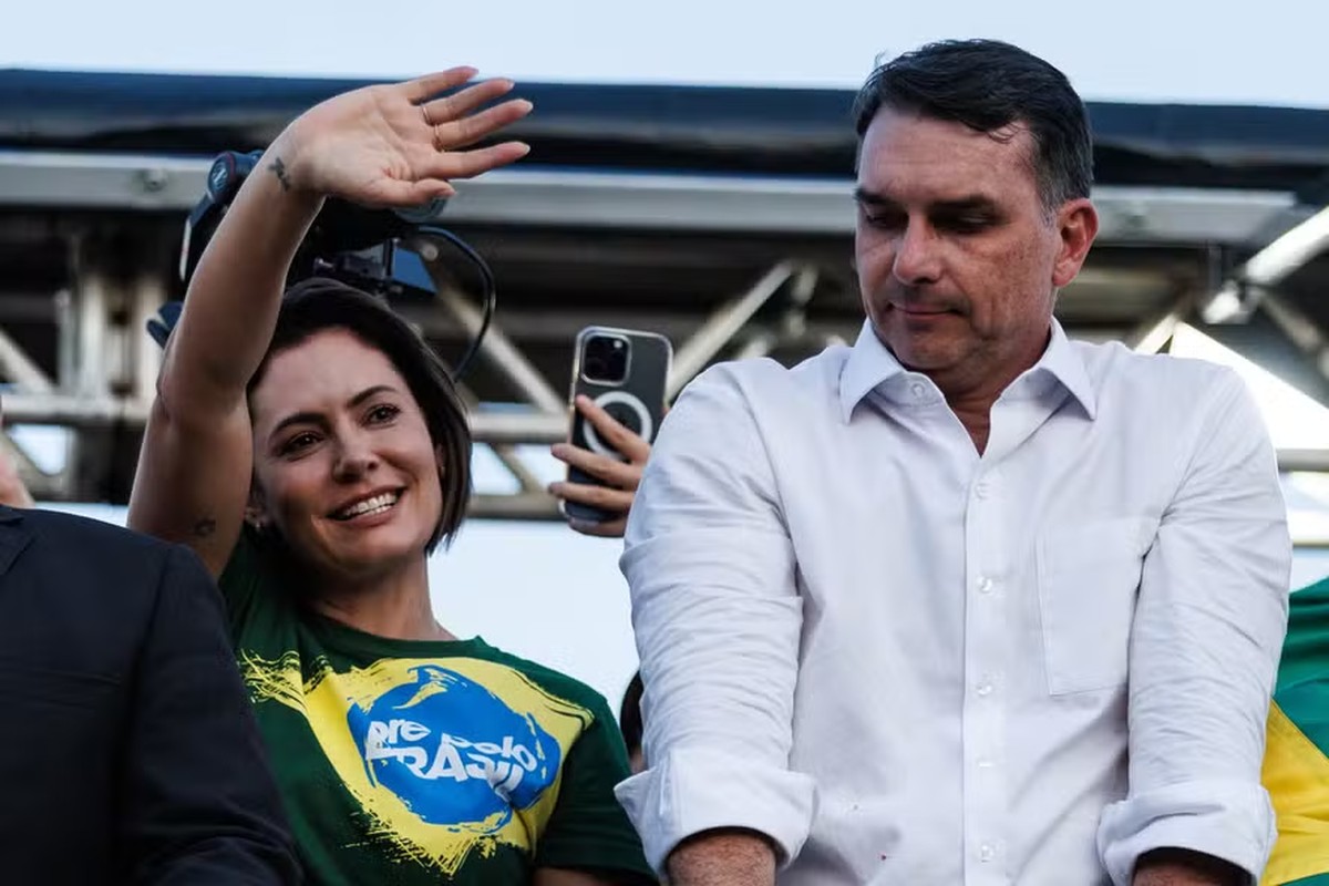 Após vídeo, Michelle Bolsonaro diz que aceita pedido de desculpas de Flávio: 'todos cometem erros'