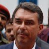 Flávio Bolsonaro vai aos EUA tentar adiar novo tarifaço de Trump contra o Brasil