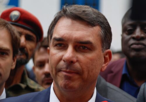 Flávio Bolsonaro vai aos EUA tentar adiar novo tarifaço de Trump contra o Brasil