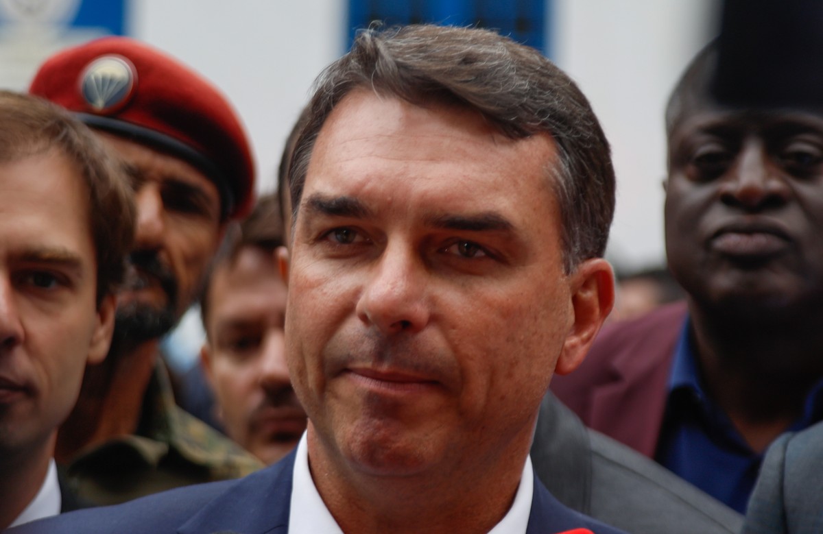 Flávio Bolsonaro vai aos EUA tentar adiar novo tarifaço de Trump contra o Brasil