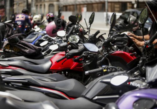 Justiça de SP dá 48 horas para Prefeitura liberar Uber para operar mototáxi