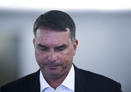 Aliados de Flavio minimizam diferença maior nas pesquisas, mas demonstram preocupação com novo escândalo