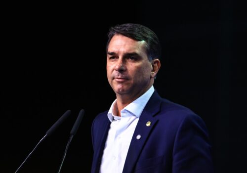 Em meio à crise com Michelle, Flávio Bolsonaro diz que 'é a mulherada que manda no Brasil'