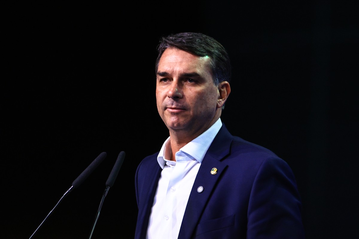 Em meio à crise com Michelle, Flávio Bolsonaro diz que 'é a mulherada que manda no Brasil'