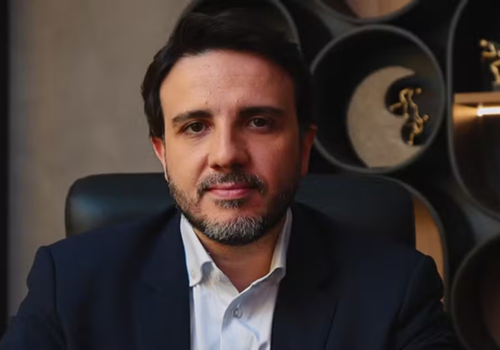 Renan Santos chama Moraes de 'marqueteiro' de Flávio Bolsonaro em agenda de pré-campanha