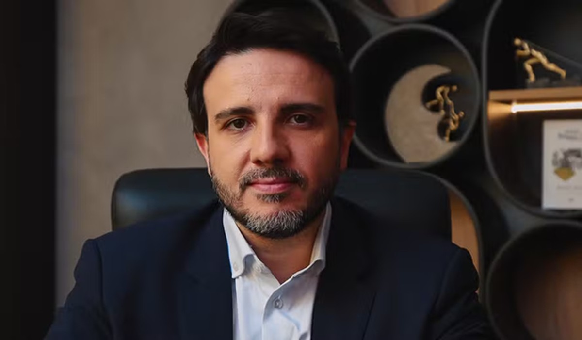 Renan Santos chama Moraes de 'marqueteiro' de Flávio Bolsonaro em agenda de pré-campanha