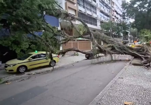 'Frente de rajada' provocou ventos de até 100 km/h no Rio, explica meteorologista