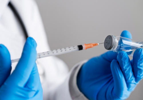 Peptídeos: nova febre da estética avança sem aprovação da Anvisa e preocupa especialistas