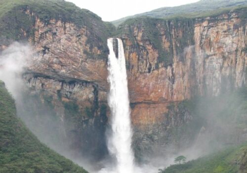 Maior cachoeira de Minas Gerais é novamente interditada pela Justiça a pedido do Ministério Público
