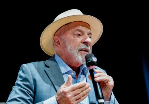 Lula sanciona nova regra para o piso do frete em aceno aos caminhoneiros