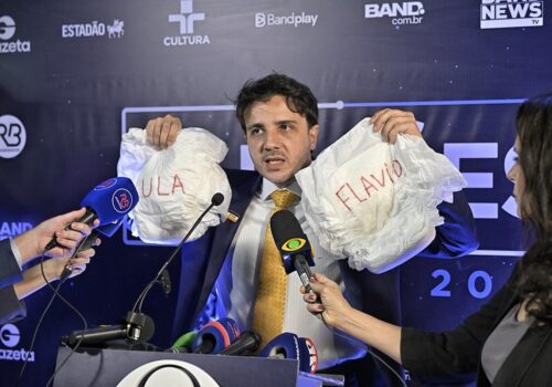 Debate da Band reúne apenas três presidenciáveis após desistências e ameaça de abandono