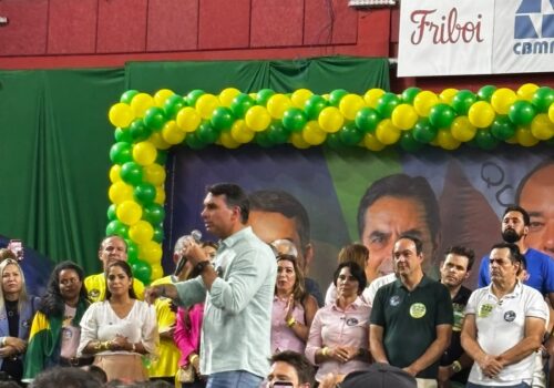 Flávio Bolsonaro diz que aposta no 'palanque duplo' em MG para evitar nova vitória de Lula no estado