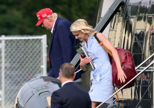 Jornal revela supostas cartas entre Trump e assessora antes dele assumir presidência: 'você é tudo pra mim'
