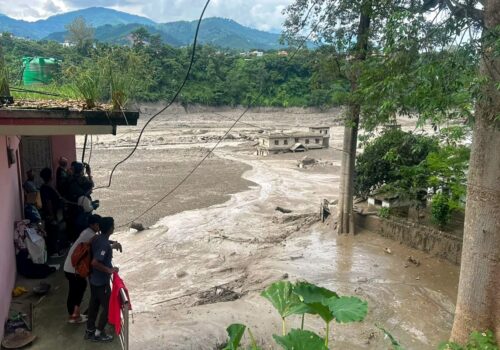 Enchente no Nepal deixa 384 turistas desaparecidos e nove mortos; veja vídeos