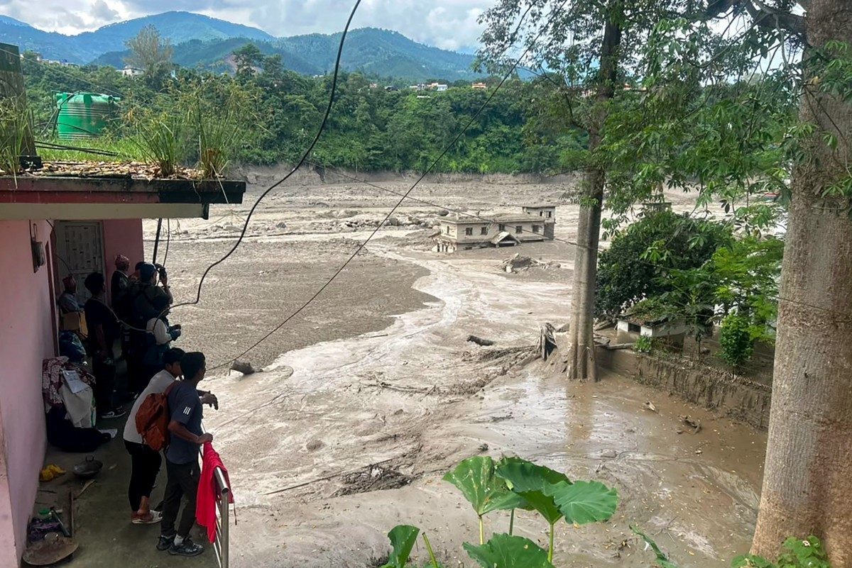 Enchente no Nepal deixa 384 turistas desaparecidos e nove mortos; veja vídeos