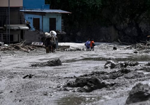 Novo lago criado por deslizamentos no Nepal enfrenta riscos devido ao acúmulo de água e previsão de chuvas