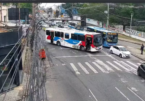 Dezoito ônibus são usados como barricadas na Zona Norte do Rio