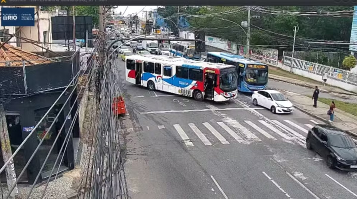 Dezoito ônibus são usados como barricadas na Zona Norte do Rio
