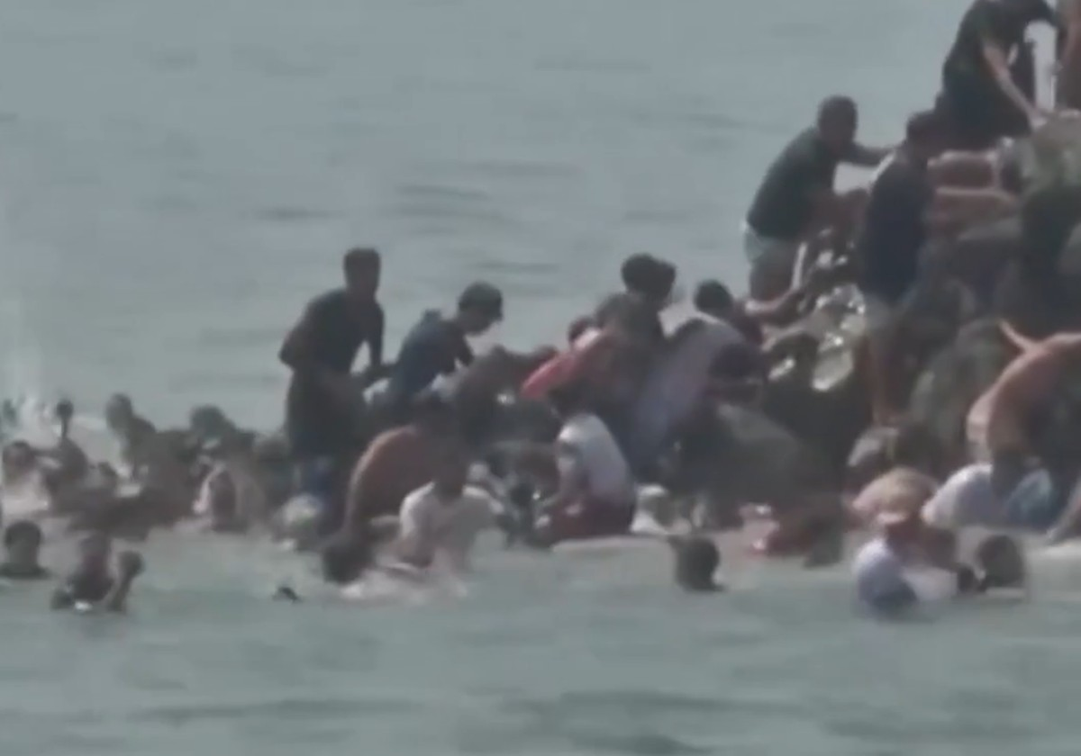 Marrocos afirma que entrada de imigrantes em Ceuta foi por redes sociais e tráfico humano
