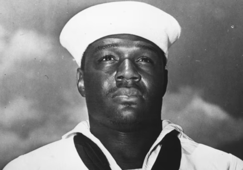 Marinha dos EUA pode renomear navio que iria homenagear militar negro para Trump, diz imprensa americana