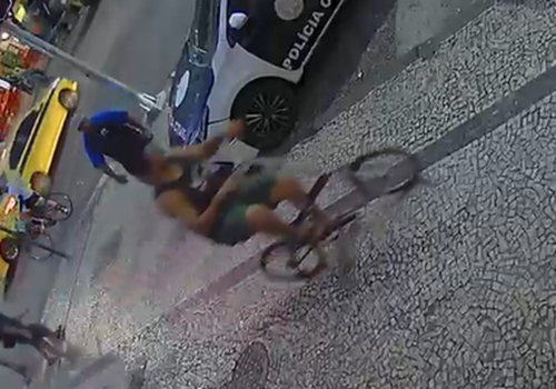 VÍDEO: Agressor de ciclista morto em Copacabana usou bicicleta da vítima para ir à delegacia depor