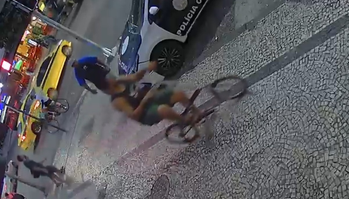 VÍDEO: Agressor de ciclista morto em Copacabana usou bicicleta da vítima para ir à delegacia depor