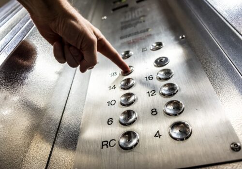 Ficou preso no elevador? Não se desespere; especialista explica como agir durante o aperto