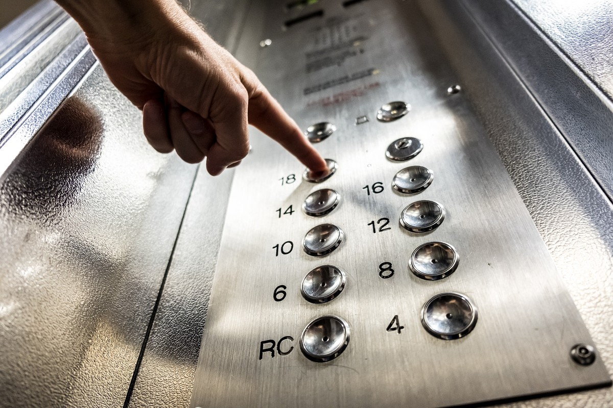 Ficou preso no elevador? Não se desespere; especialista explica como agir durante o aperto