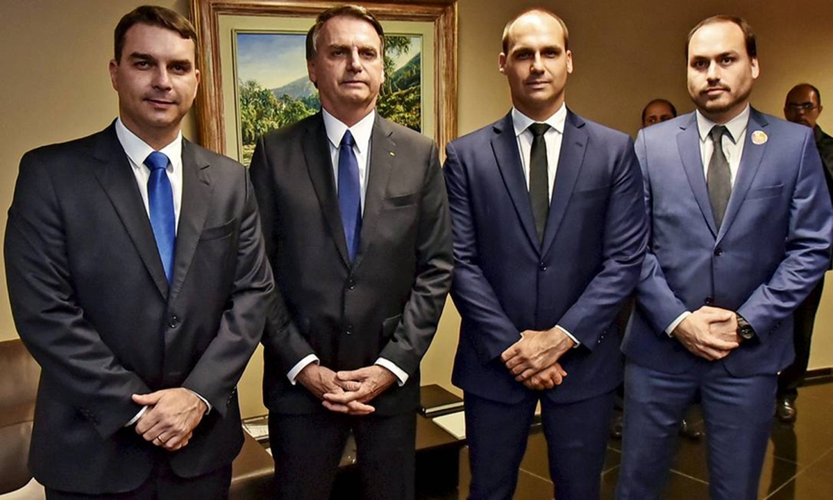 Filhos de Bolsonaro criticam Moraes por negar visita no Dia dos Pais: 'Não posso dar um abraço nele'