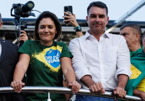Michelle Bolsonaro diz que pretende dividir palanque com Flávio durante a campanha