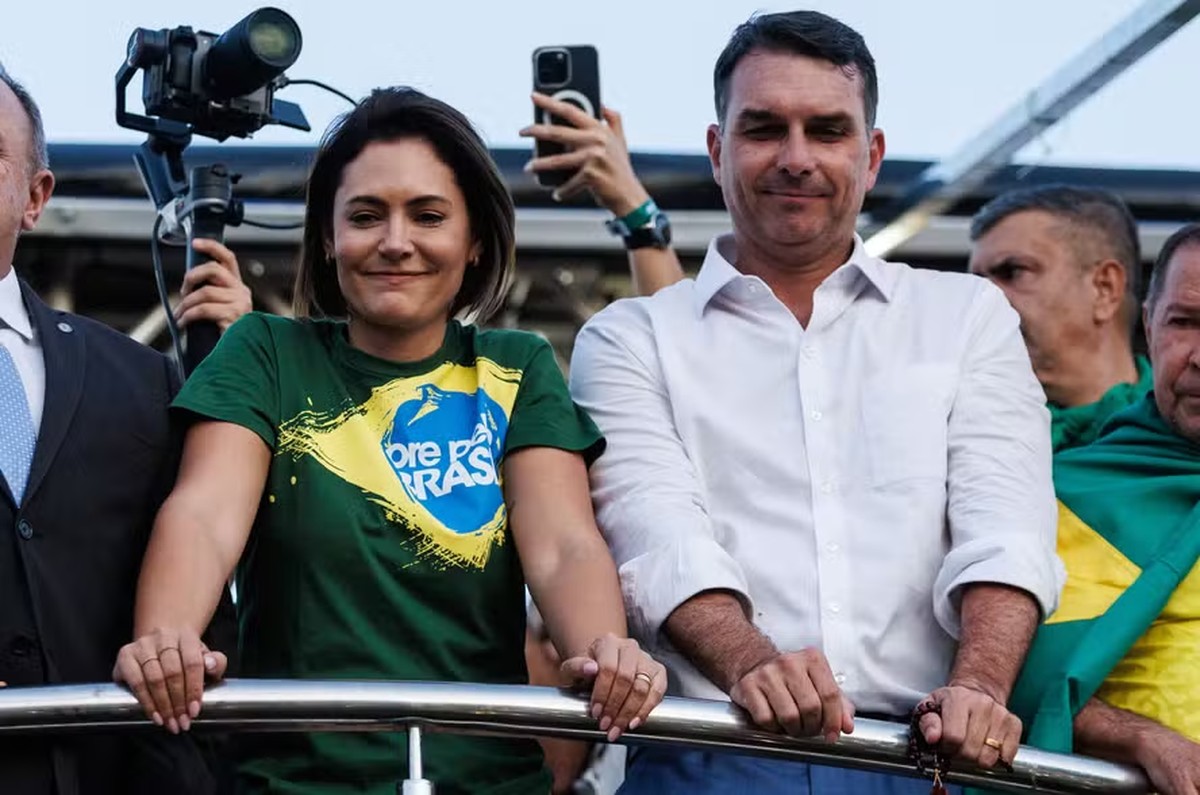Michelle Bolsonaro diz que pretende dividir palanque com Flávio durante a campanha