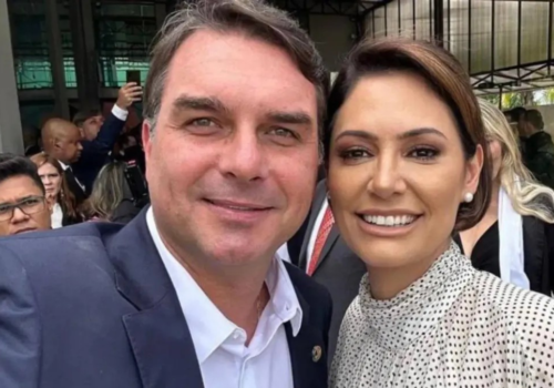 Michelle Bolsonaro reencontra Flávio e diz que crise está superada: 'colocamos uma pedra na desavença'