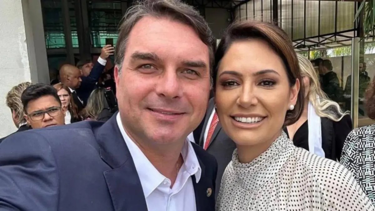 Michelle Bolsonaro reencontra Flávio e diz que crise está superada: 'colocamos uma pedra na desavença'
