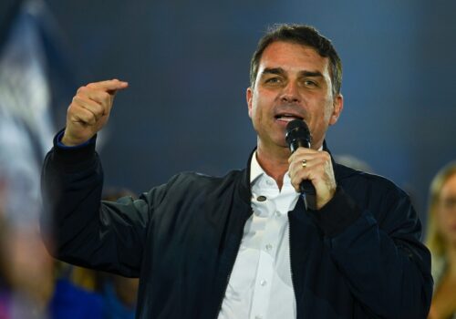 Flávio Bolsonaro volta a acenar ao eleitorado feminino e critica Lula em convenção do Republicanos