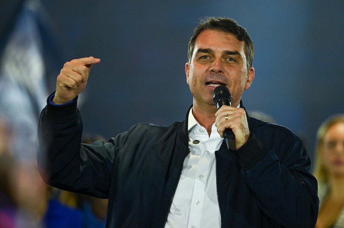 Flávio Bolsonaro volta a acenar ao eleitorado feminino e critica Lula em convenção do Republicanos