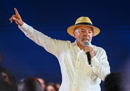 Lula inicia corrida pela reeleição com ato em estádio que marcou trajetória sindical