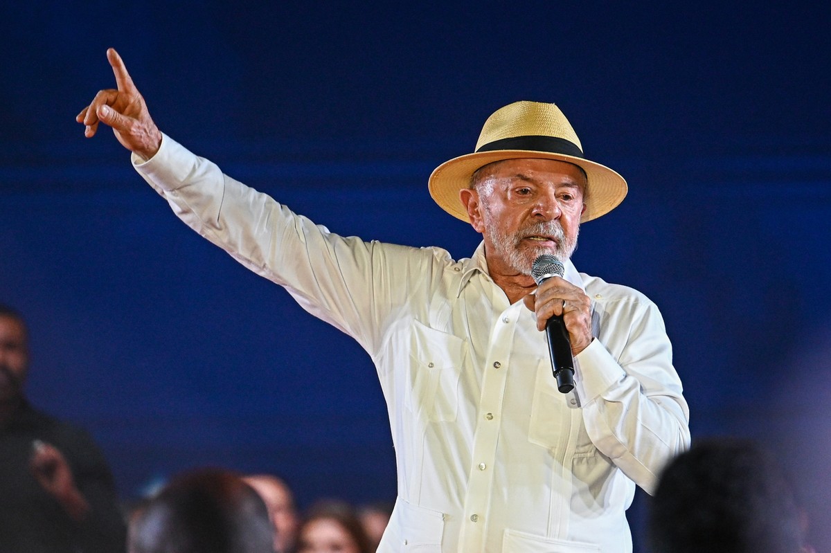 Lula inicia corrida pela reeleição com ato em estádio que marcou trajetória sindical