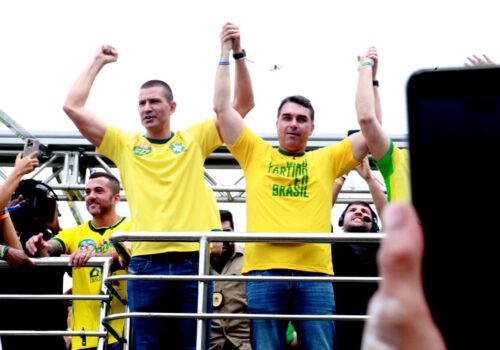 Flávio Bolsonaro aborda segurança pública e política externa em comício na praia de Copacabana, no Rio