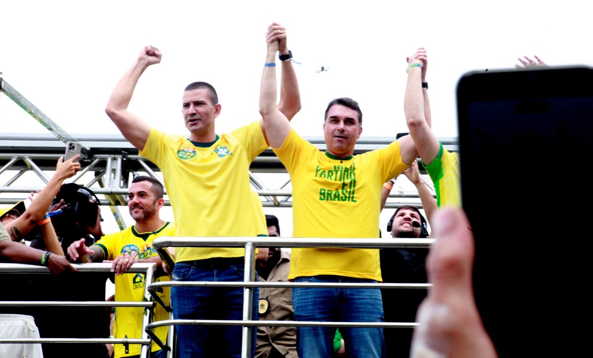 Flávio Bolsonaro aborda segurança pública e política externa em comício na praia de Copacabana, no Rio