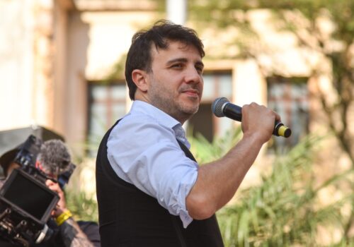 Renan Santos dá início a campanha em discurso em frente à Faculdade de Direito da USP