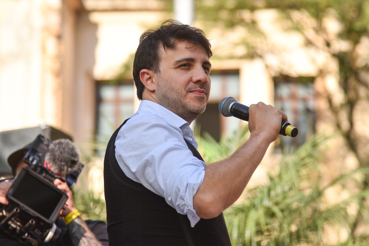 Renan Santos dá início a campanha em discurso em frente à Faculdade de Direito da USP