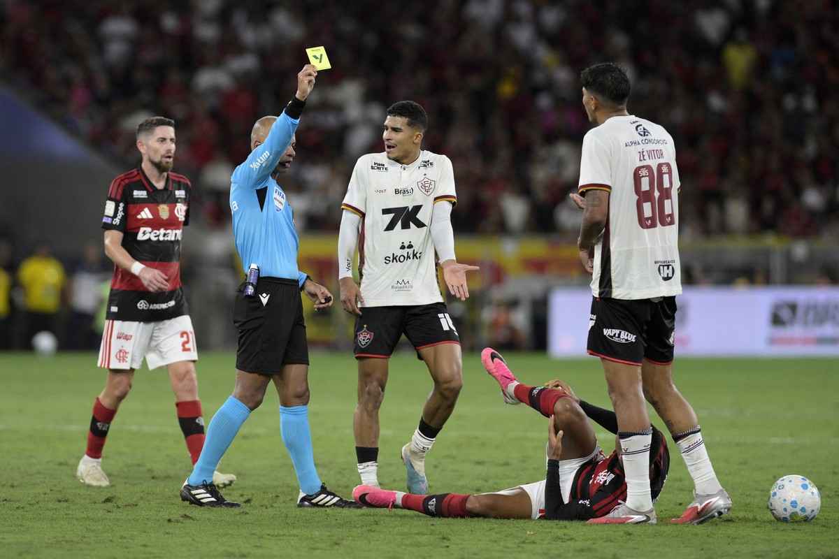 Limite para goleiros, novas funções do VAR e mais: CBF aprova novas regras para o Brasileirão