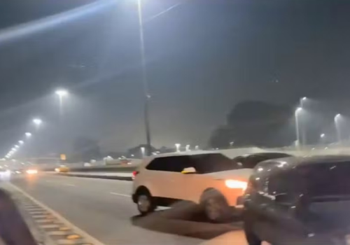 Motorista é atingido por bala perdida durante tiroteio na Avenida Brasil; PM faz operação no Complexo de Israel