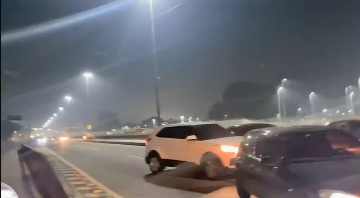 Motorista é atingido por bala perdida durante tiroteio na Avenida Brasil; PM faz operação no Complexo de Israel