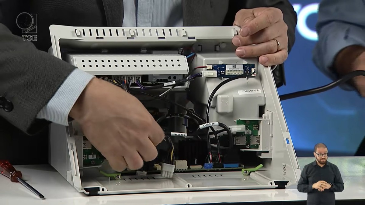 TSE faz abertura de urna eletrônica para estudantes em Brasília e mostra mecanismos de segurança