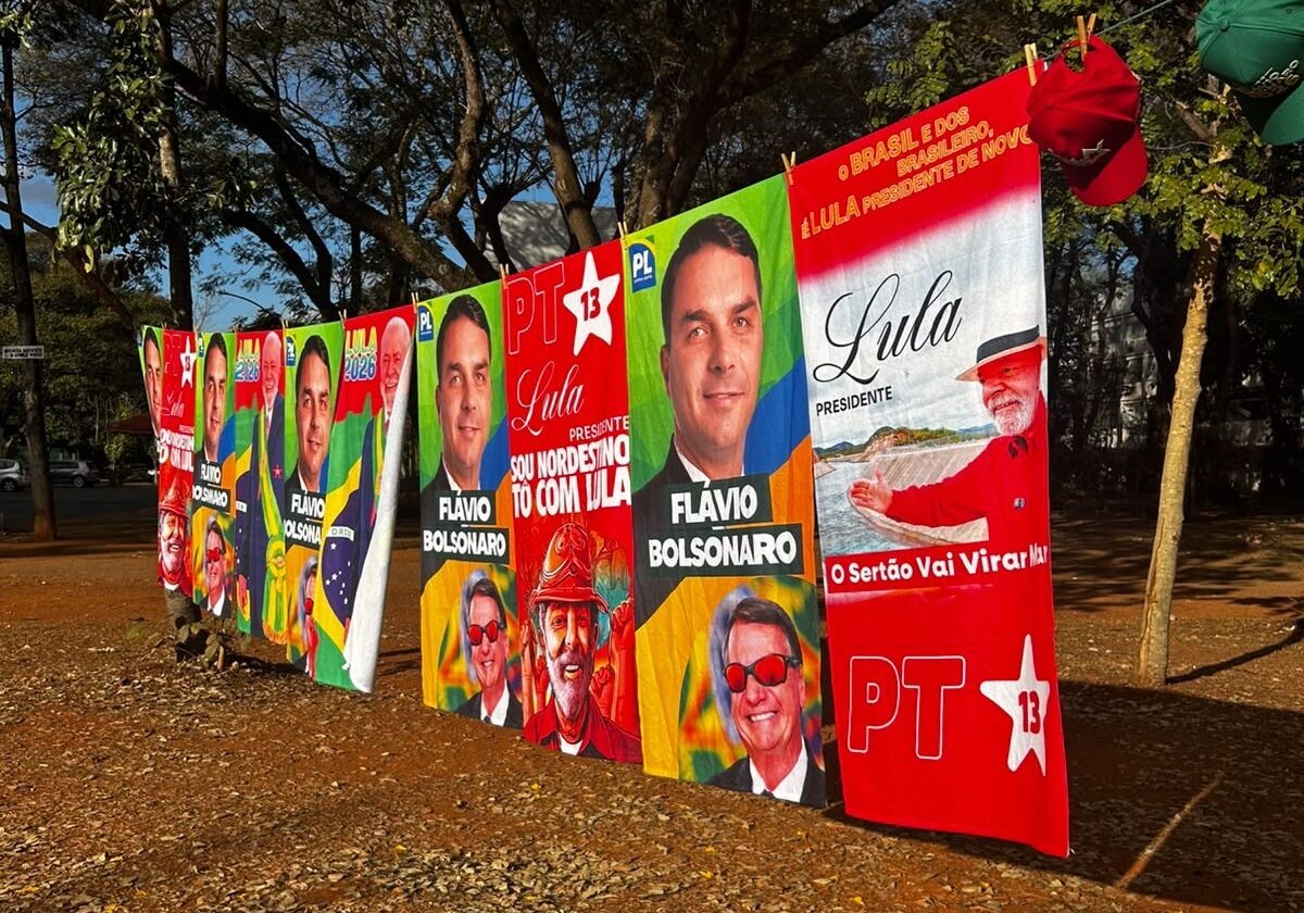 Camisas da Copa dão lugar a toalhas e bonés de candidatos no comércio de rua