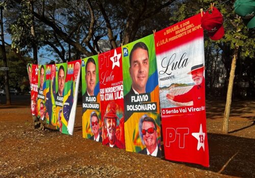 Camisas da Copa dão lugar a toalhas e bonés de candidatos no comércio de rua