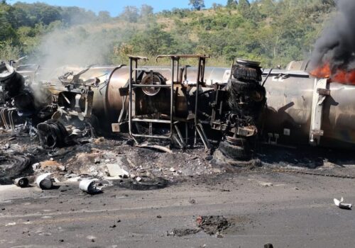 Motorista morre após colisão entre carretas na BR-116 em Minas Gerais